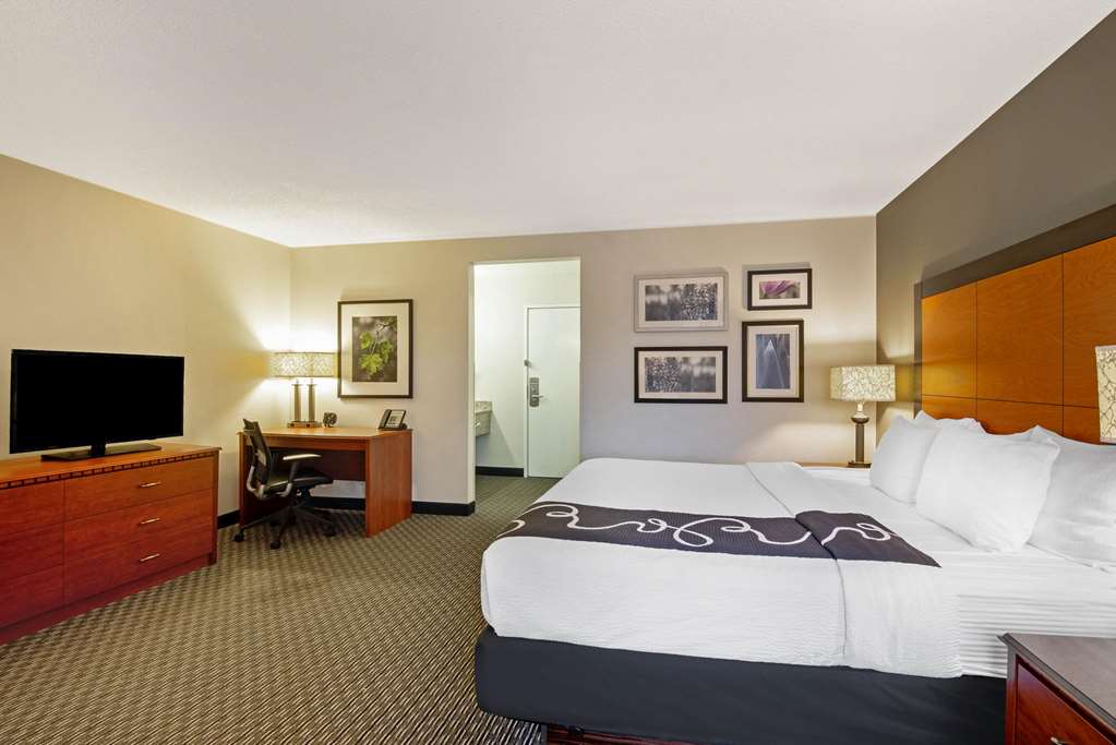 La Quinta Inn & Suites by Wyndham Harrisburg Airport Hershey - photo 17