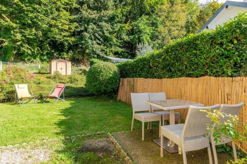 Escapade Nature 1 place de parking et jardin paysager by Art De Voyager in Etretat, France