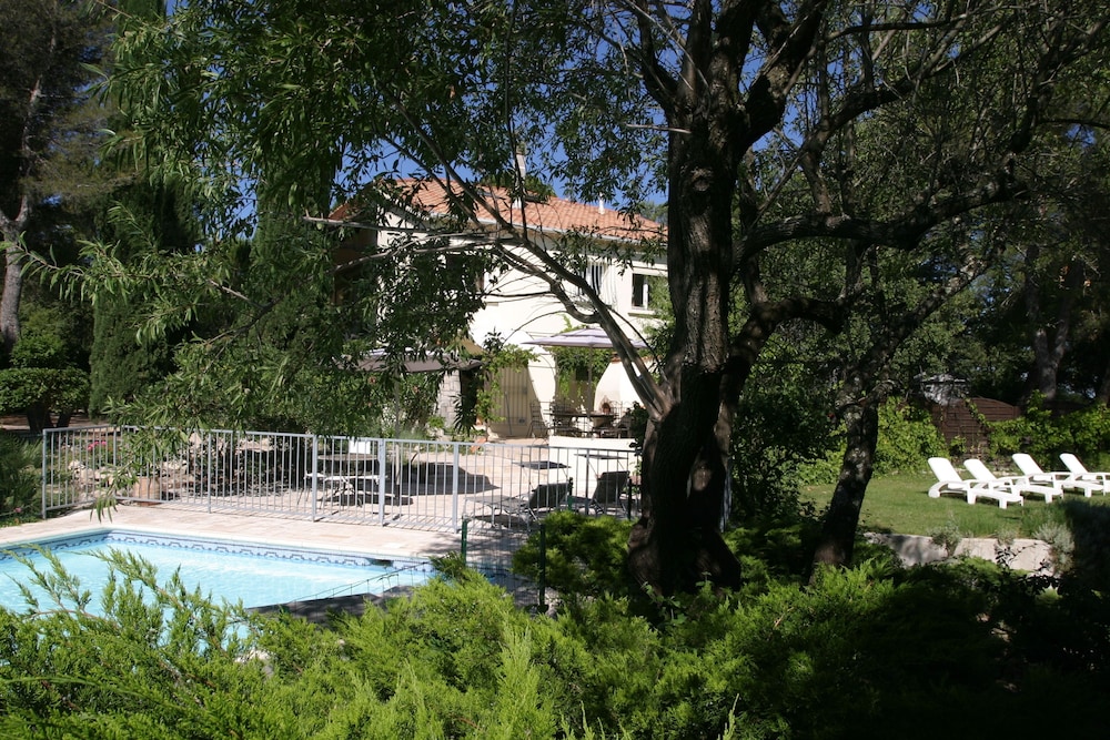 Domaine Le Laou Chambres d'hôtes — 4-Star Luxury Hotel in Mimet, France