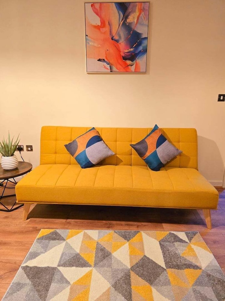 Bright 4 bed Swansea Getaway With Parking in Swansea, United Kingdom