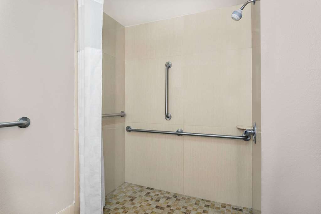 Ramada by Wyndham Tuscaloosa - photo 11