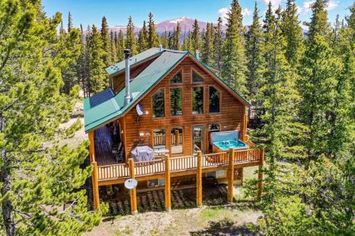 Spacious Mountain Home with Hot Tub Fast WiFi 26 miles to Breckenridge Pine Top Perch — 4-Star Luxury Hotel in Fairplay, United States
