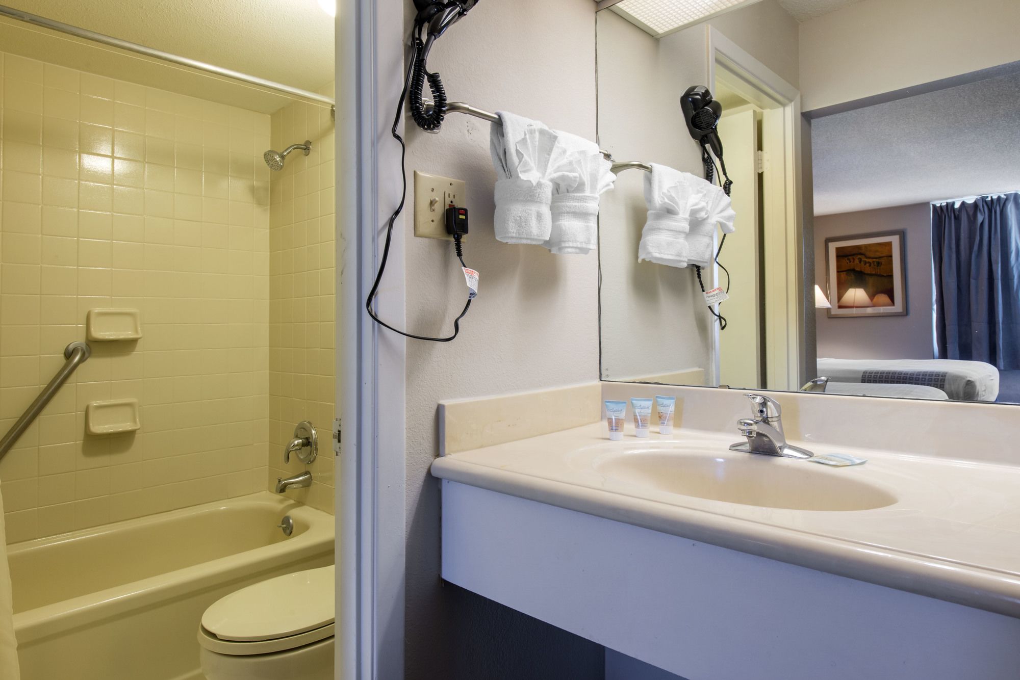 Econo Lodge Orlando Airport - photo 35