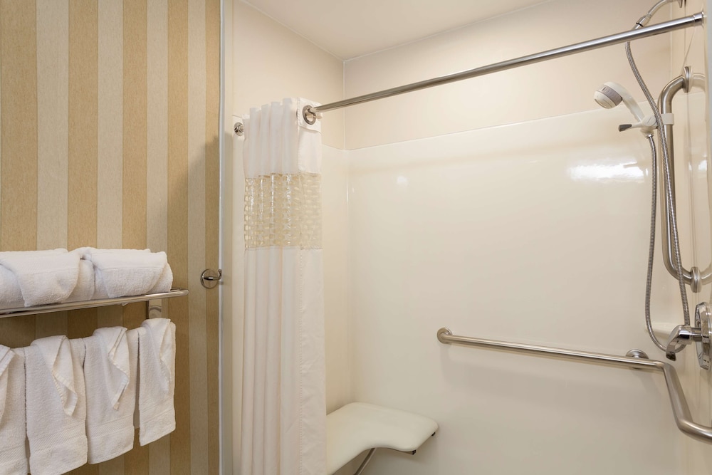 Hampton Inn & Suites Addison - photo 13