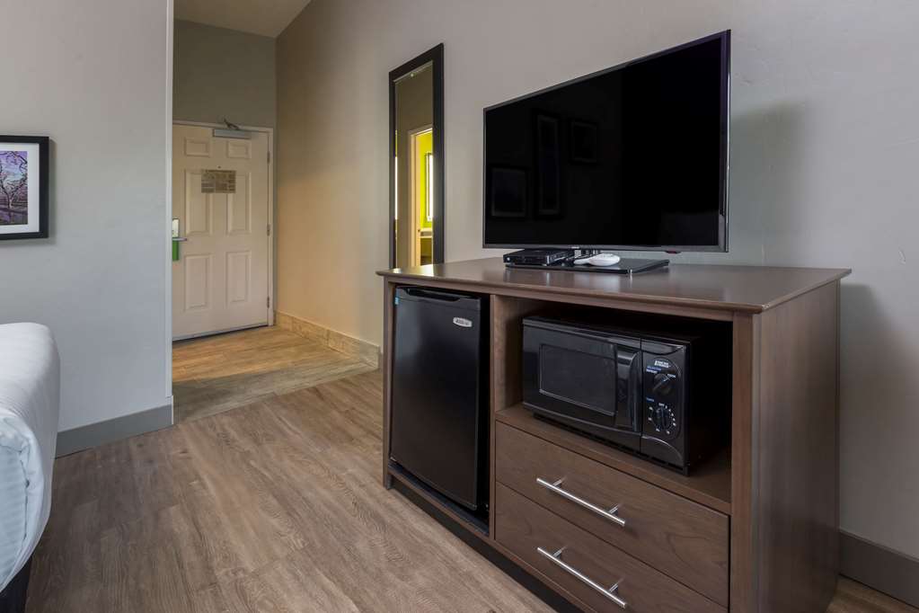 La Quinta Inn & Suites by Wyndham Visalia Sequoia Gateway - photo 28