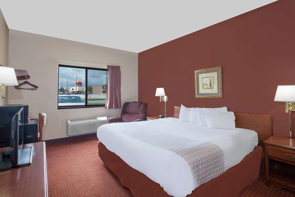 Super 8 by Wyndham Mason City - photo 8