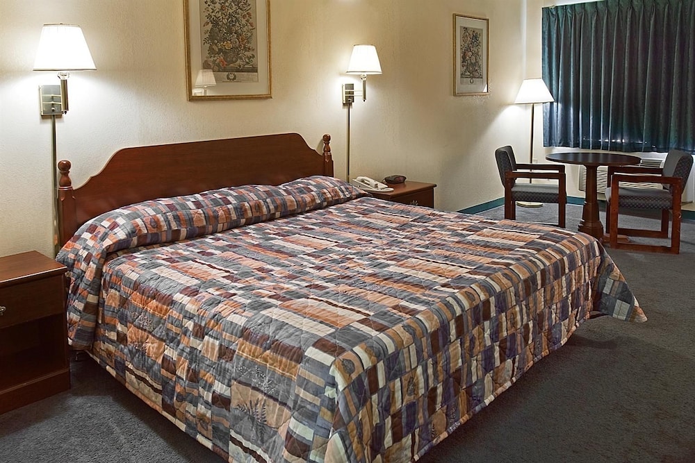Americas Inn - photo 9
