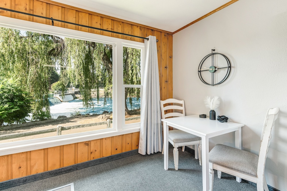 Bend Riverside Inn & Suites - photo 118