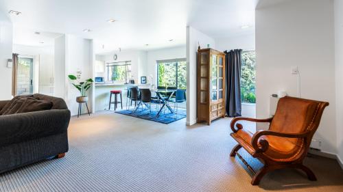 Villa Sebastian Large Modern Home — 4-Star Luxury Hotel in Wellington, New Zealand