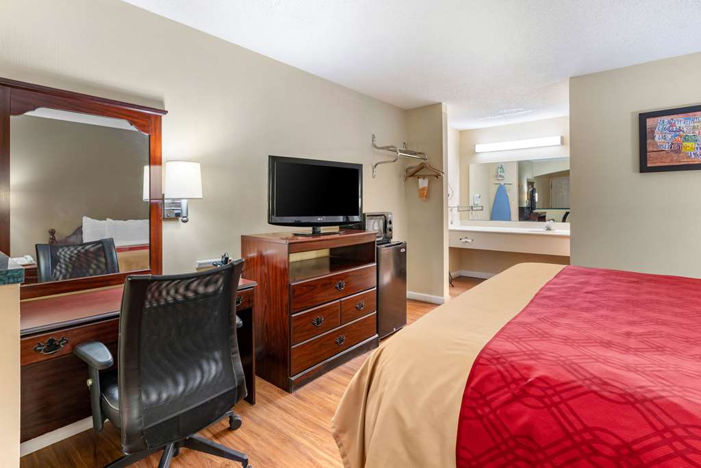 Econo Lodge Inn & Suites Southeast - photo 6