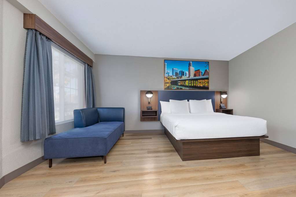 La Quinta Inn & Suites by Wyndham Dallas DFW Airport North - photo 25