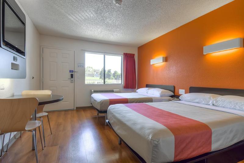 Motel 6 Carlsbad Downtown - photo 21