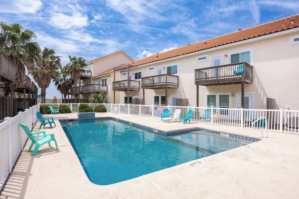 Comfy 3 Bedroom Pets Sleeps 8 — 4-Star Luxury Hotel in Corpus Christi, United States