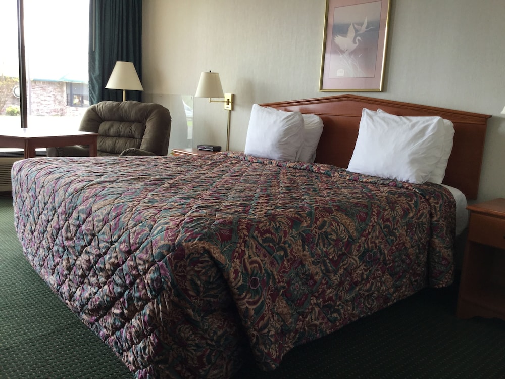 Sunset Inn Clarksville - photo 6