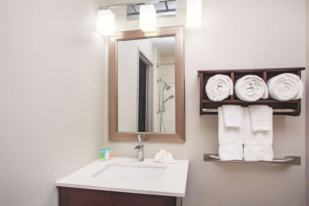 La Quinta Inn & Suites by Wyndham Rockford - photo 11