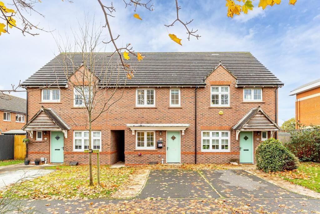 Cosy 2 Bedroom Home in Wigan — 4-Star Luxury Hotel in Wigan, United Kingdom