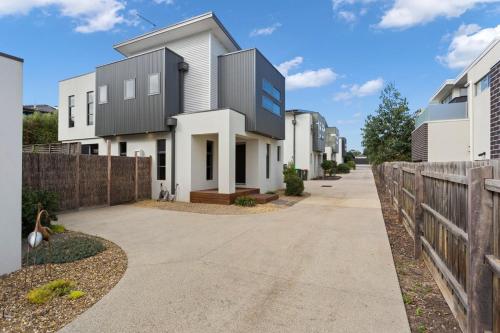 Stunning Luxury Townhome Walk to Beach & Shops in Cowes, Australia