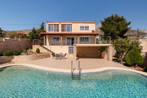 Spacious Villa With a Pool — 4-Star Luxury Hotel in Nea Peramos, Greece