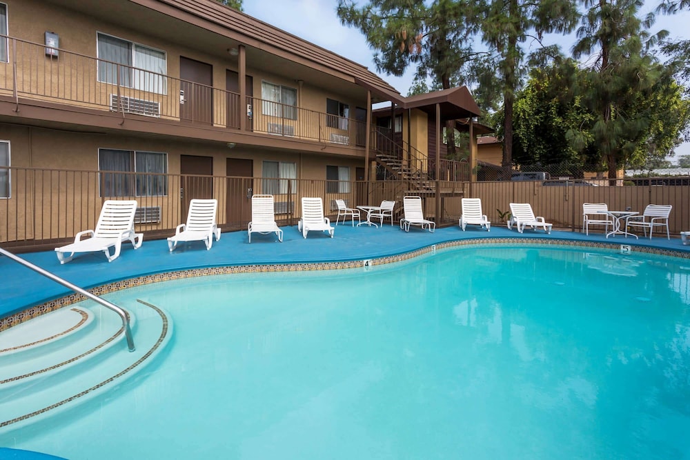 Days Inn by Wyndham San Bernardino - photo 12