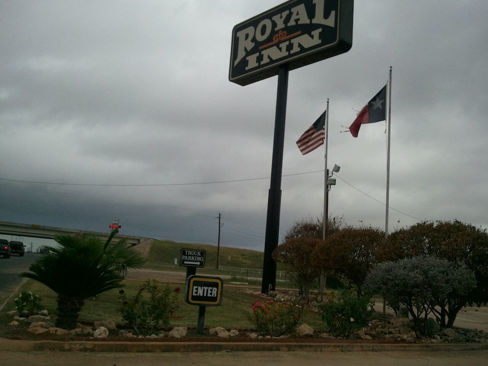 Royal Inn Pearsall - photo 28