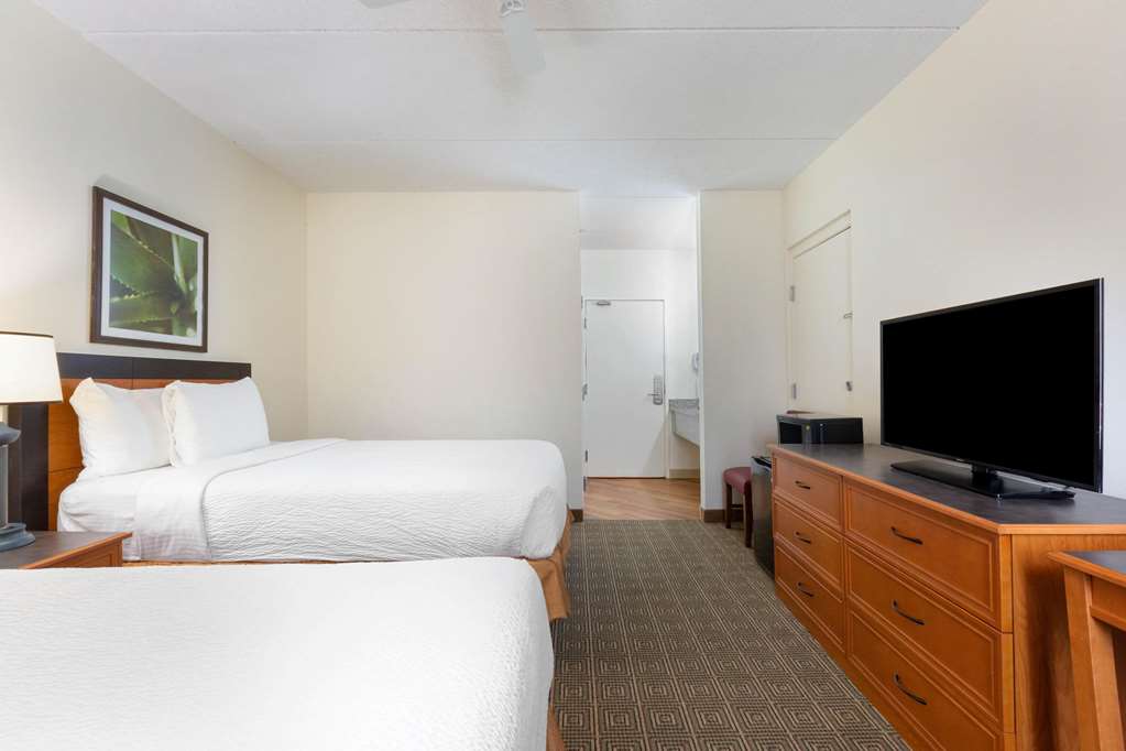 La Quinta Inn & Suites by Wyndham Sawgrass - photo 16