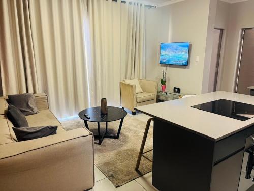 10 Elizabeth Place Beautiful self catering 2 bedroom unit next to Kyalami Racetrack with free WiFi swimming pool gym and restaurant Perfect for a small family in Midrand Waterfall — 4-Star Luxury Hotel in Midrand, South Africa