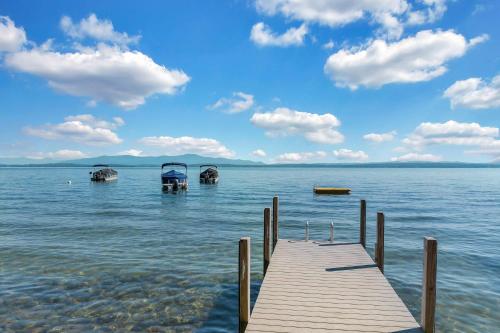 Lake Access Mtn Views Game Room Hot Tub & More — hotel in Gilford