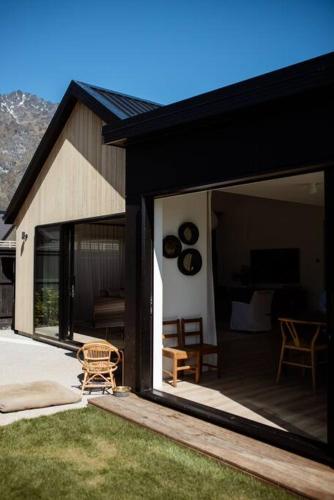 Little Alpine Home — 4-Star Luxury Hotel in Queenstown, New Zealand