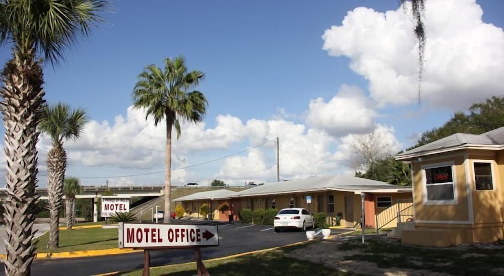 Prince of Wales Motel - photo 26