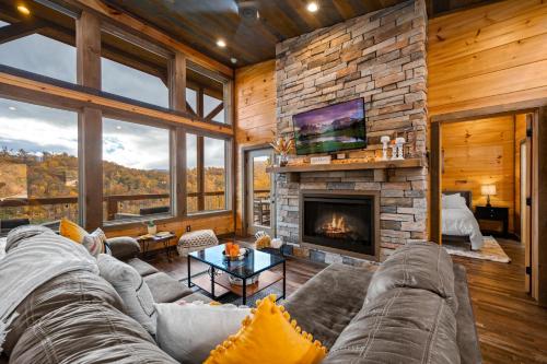The Overlook '21 Cabin Gorgeous Unobstructed Views Fire Pit Table GameRm HotTub Xbox Lots of Bears — 4-Star Luxury Hotel in Gatlinburg, United States