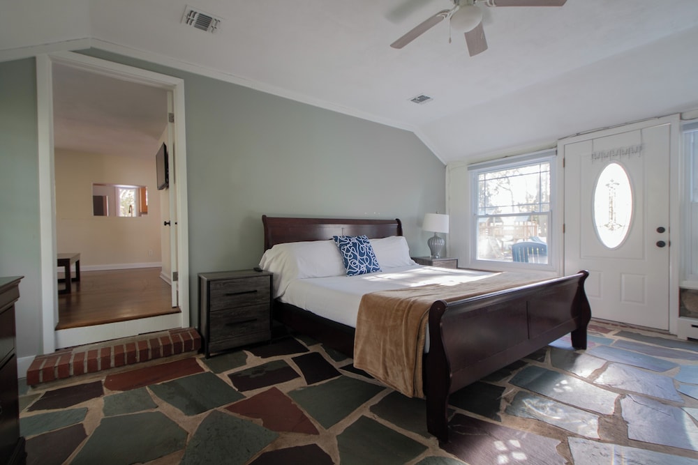 Hampton's Vacation Inn - photo 8