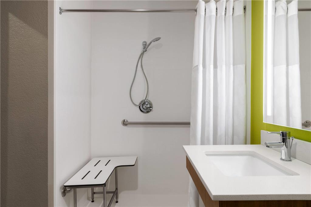 La Quinta Inn & Suites by Wyndham Shawnee - photo 9