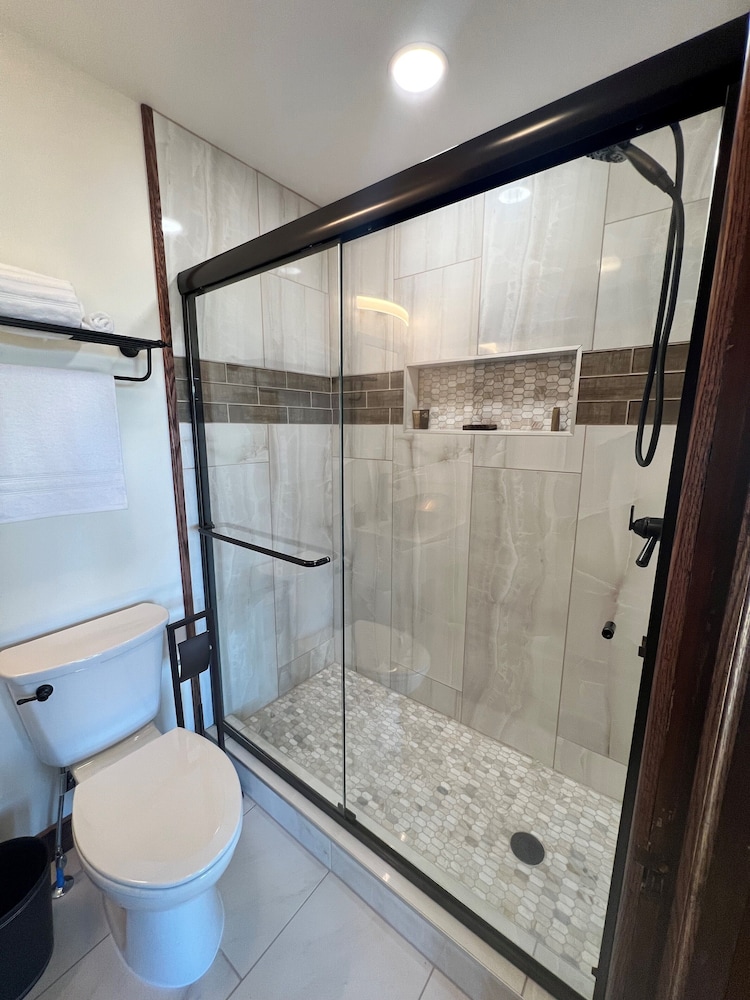 Monterey Inn - photo 40