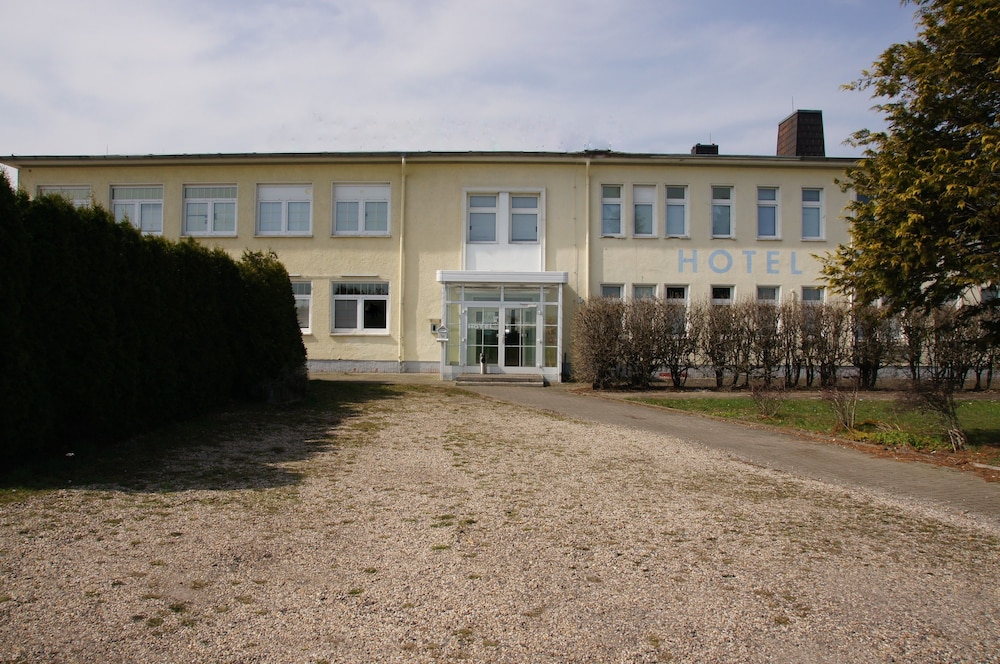 Hotel am Flugplatz — hotel in Magdeburg