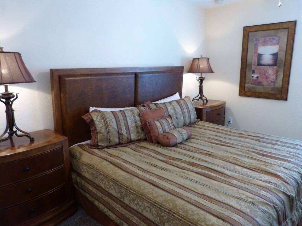 Stunning 6 Bedroom 4 Bath Pool Home in the Windsor Hills Resort - photo 10