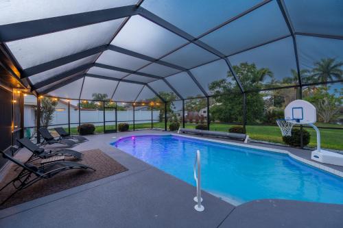 Cortez Chic Private Heated Pool home Cinema Room — 4-Star Luxury Hotel in Bradenton, United States