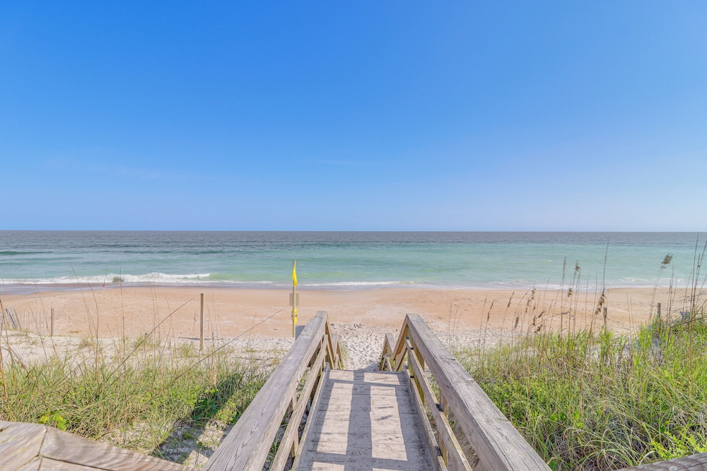 Walk to Beach: Family friendly Surf City Condo — 4-Star Luxury Hotel in Holly Ridge, United States
