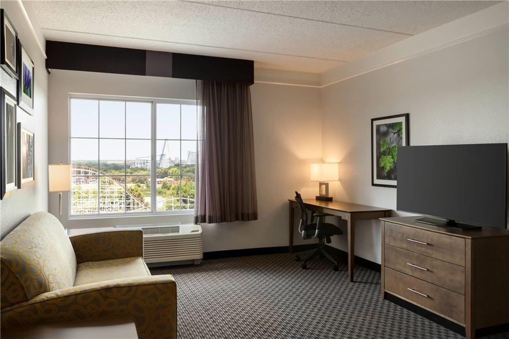 La Quinta Inn & Suites by Wyndham Arlington North 6 Flags Dr - photo 32