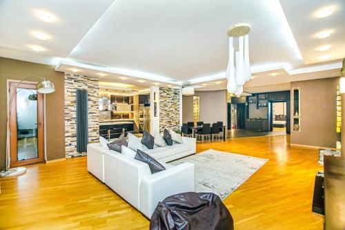 Near Marriot Courtyard 4 bedroom — 5-Star Luxury Hotel in Baku, Azerbaijan