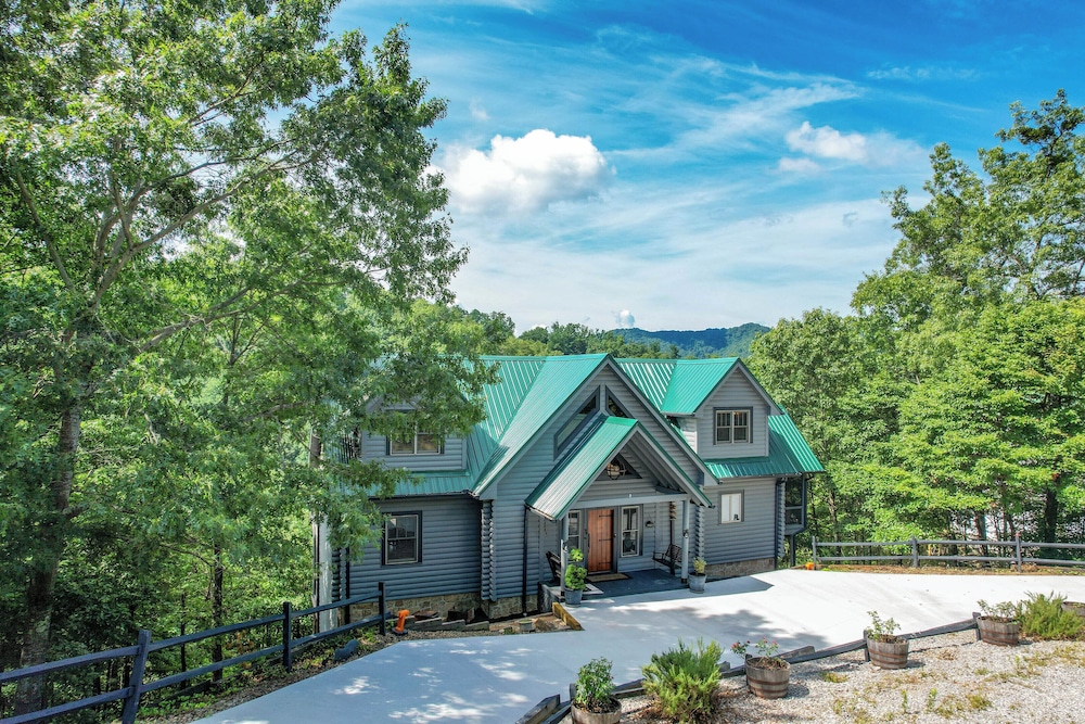 Cabin w Mountain Views Hot Tub & Game Room — 5-Star Luxury Hotel in Sevierville, United States