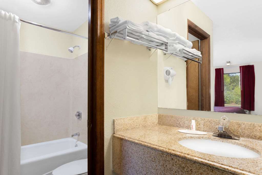 Days Inn by Wyndham Columbia NE Fort Jackson - photo 7