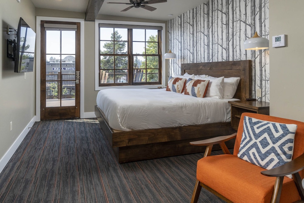 Ski Inn Taphouse Hotel - photo 2