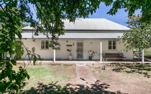 51 Wattle Flat Road - carbon neutral hotel in Unknown City