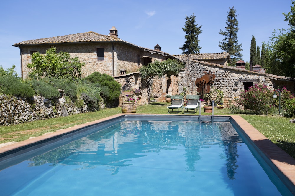 Agriturismo Novelleto — 4-Star Luxury Hotel in Monteriggioni, Italy
