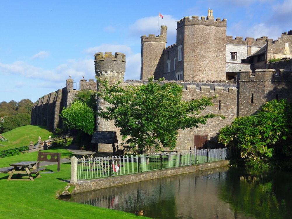 Watermouth Castle Rhododendron Apartment — 4-Star Luxury Hotel in Ilfracombe, United Kingdom