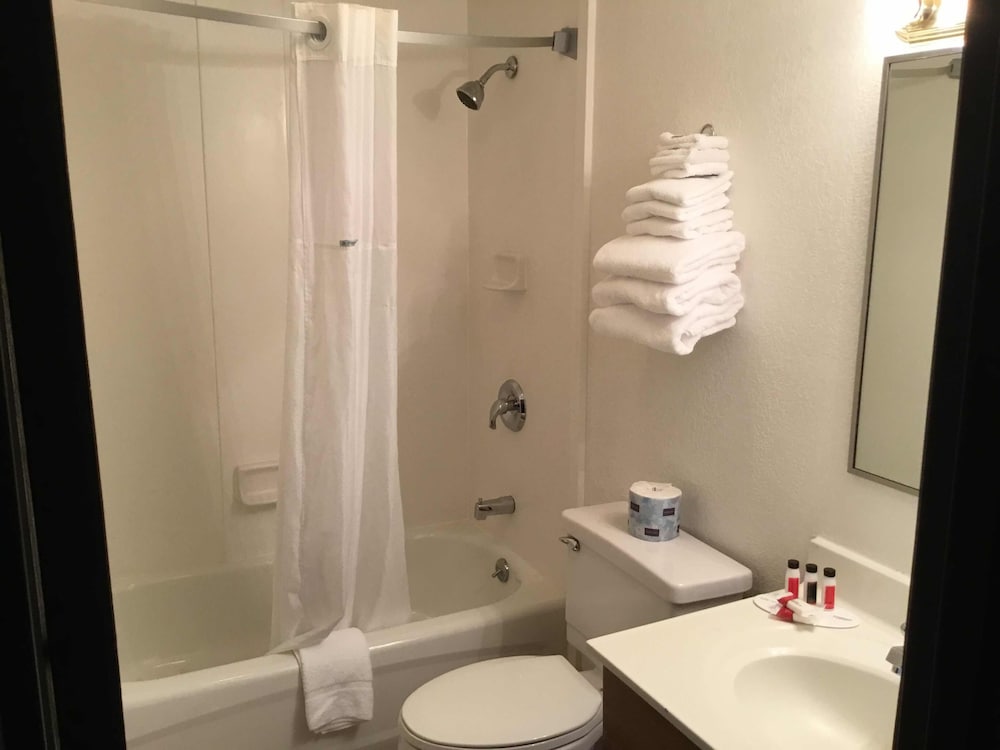 Super 8 by Wyndham Portland ME - photo 18
