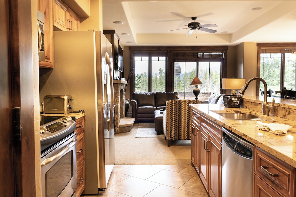 Crystal Peak Lodge by Summit County Mountain Retreats — 4-Star Luxury Hotel in Breckenridge, United States