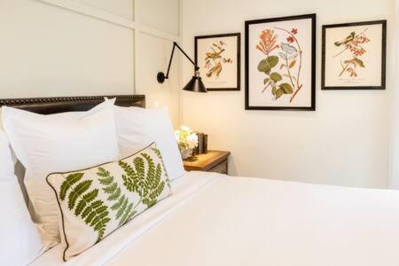 Downtown Luxury Farmhouse Apartment #2 — 4-Star Luxury Hotel in West Dundee, United States