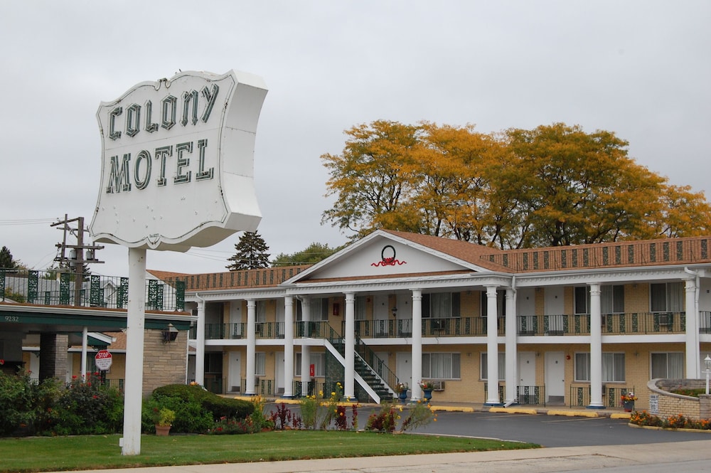 Colony Motel — Brookfield