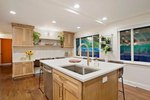 BRAND NEW Classic Fire Pit 2 Kings Pet Friendly — 4-Star Luxury Hotel in Arvada, United States